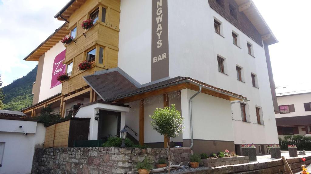 Hotel Toni Galtuer Exterior photo